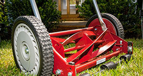 Manual lawnmower image